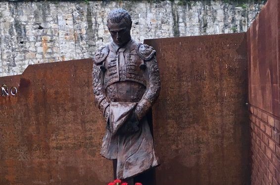Ofrenda floral en Bilbao en recuerdo de Iván Fandiño