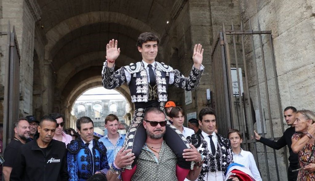 Manuel Quintana, puerta grande en Arles