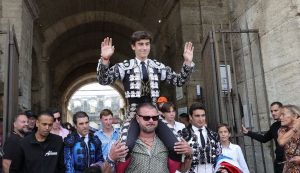 Manuel Quintana, puerta grande en Arles