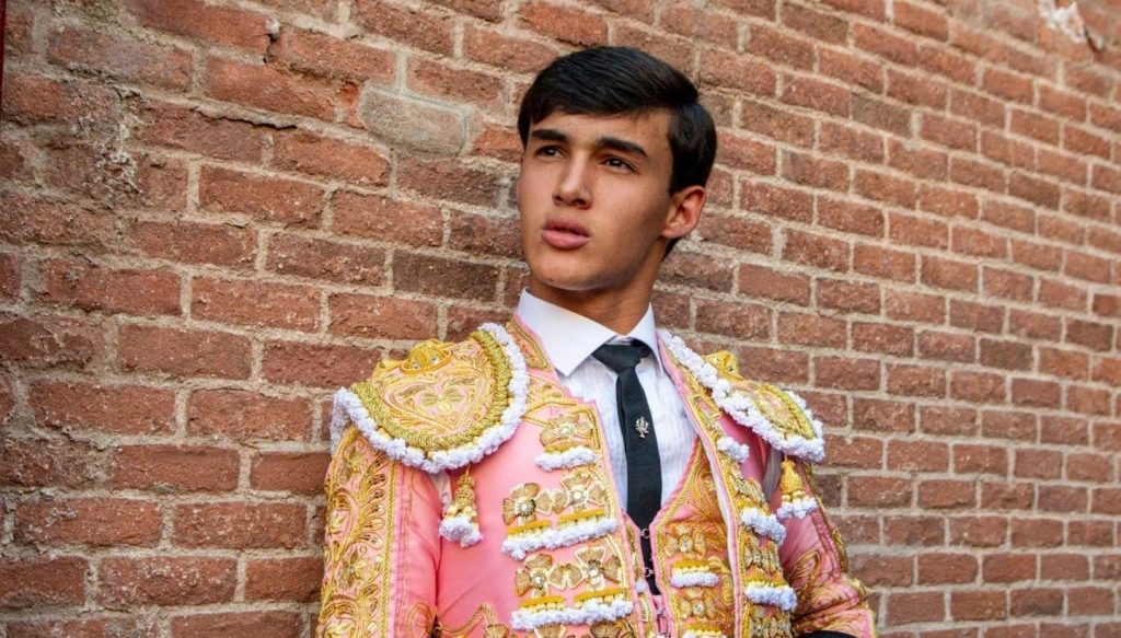 El novillero Tomás Bastos, lesionado en el hombro