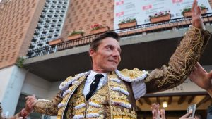 Diego Urdiales completa un cartel de arte en Chinchón