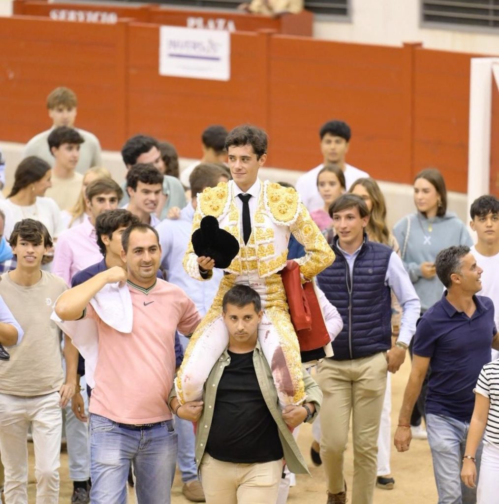 Tres orejas para Juan Herrero en su alternativa en Las Rozas