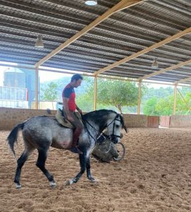 Andy Cartagena ya monta a caballo y se dispone a viajar a México