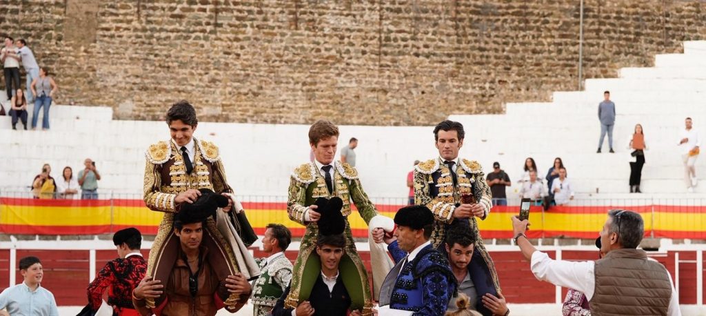 La terna abre la puerta grande en Fregenal de la Sierra