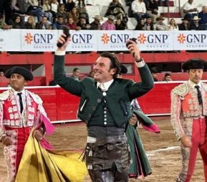 Puerta grande de Andy Cartagena en Monterrey