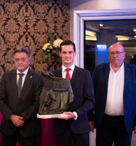 David Galván recoge el trofeo como triunfador de Daimiel