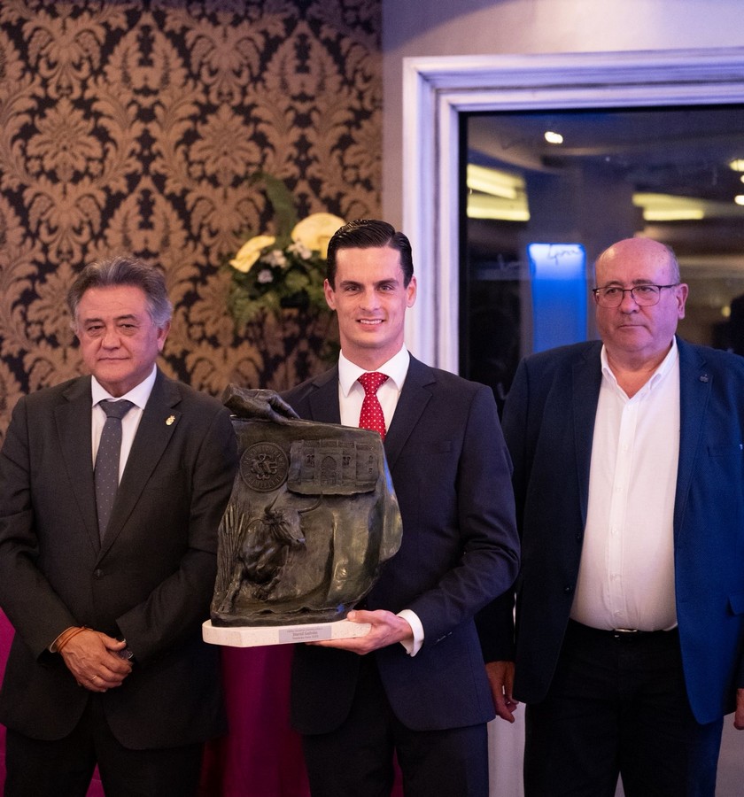 David Galván recoge el trofeo como triunfador de Daimiel