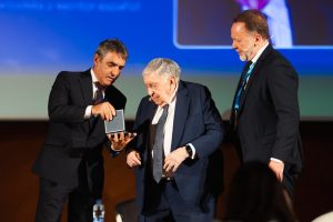 Luis María Anson recibe el reconocimiento del mundo del toro