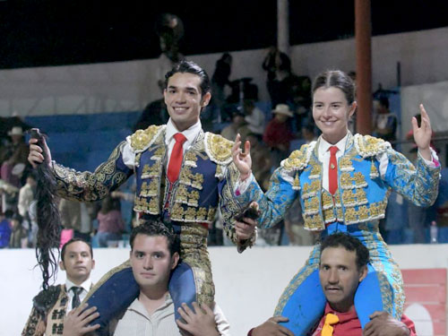 Antonio Magaña y Miriam Cabas triunfan en Pabellón de Arteaga