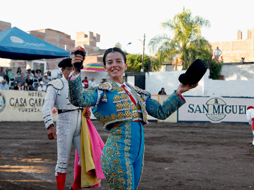 A oreja por coleta en la novillada de Yuriria