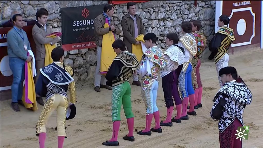 Disposición y entrega de los novilleros en Villaluenga del Rosario