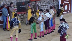 Disposición y entrega de los novilleros en Villaluenga del Rosario