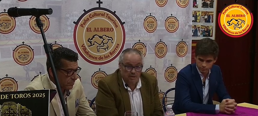 Manuel Caballero, de padre a hijo, en la Peña 'El Albero'