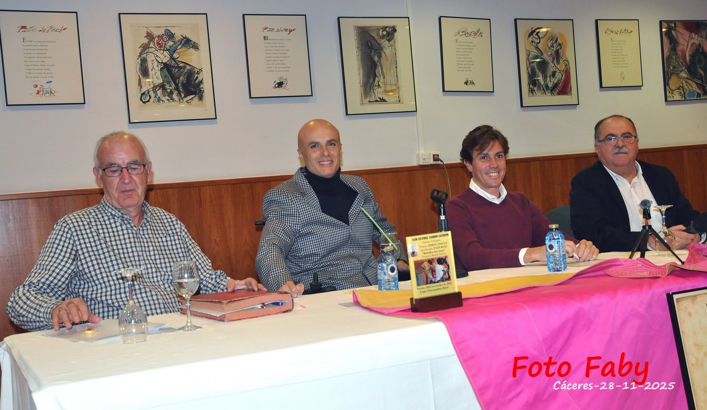 Tomás Angulo y Paquito Ruiz, con la afición de Cáceres