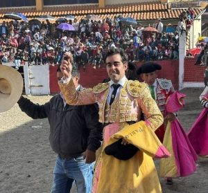 Un firme Miguel de Pablo toca pelo en Pichiu