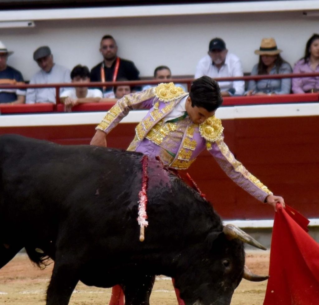 Marco Pérez pasea la única oreja en la primera de Cali