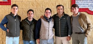 David Gil, con los novilleros de Los Barrios