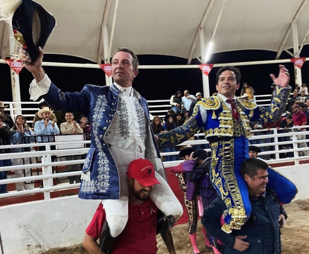 Doble salida a hombros en Villa Juárez