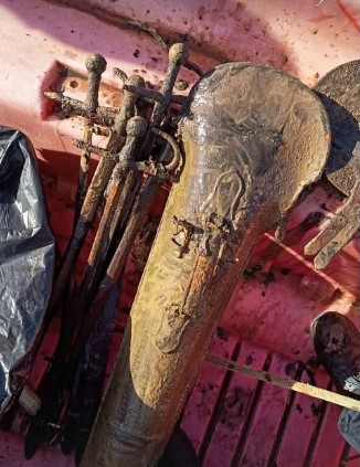 Javier Zulueta recupera su fundón y las espadas sustraídas