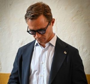 Juan Bautista analiza los carteles de Arles