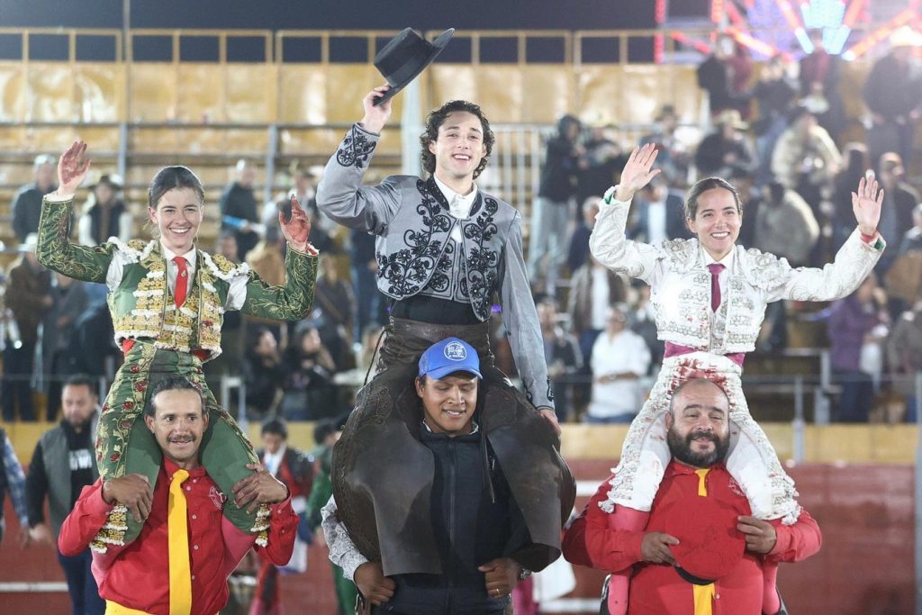 Siete orejas y un rabo en la corrida mixta de Arandas