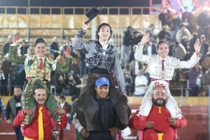 Siete orejas y un rabo en la corrida mixta de Arandas