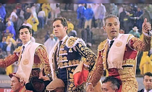 Los tres toreros a hombros en la corrida de Manizales