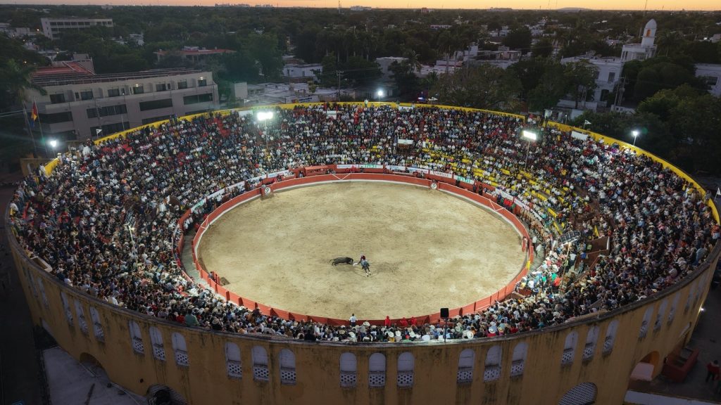 Gran ambiente en la corrida de rejones de Mérida