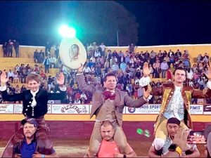 Triple salida a hombros de los rejoneadores en Peto