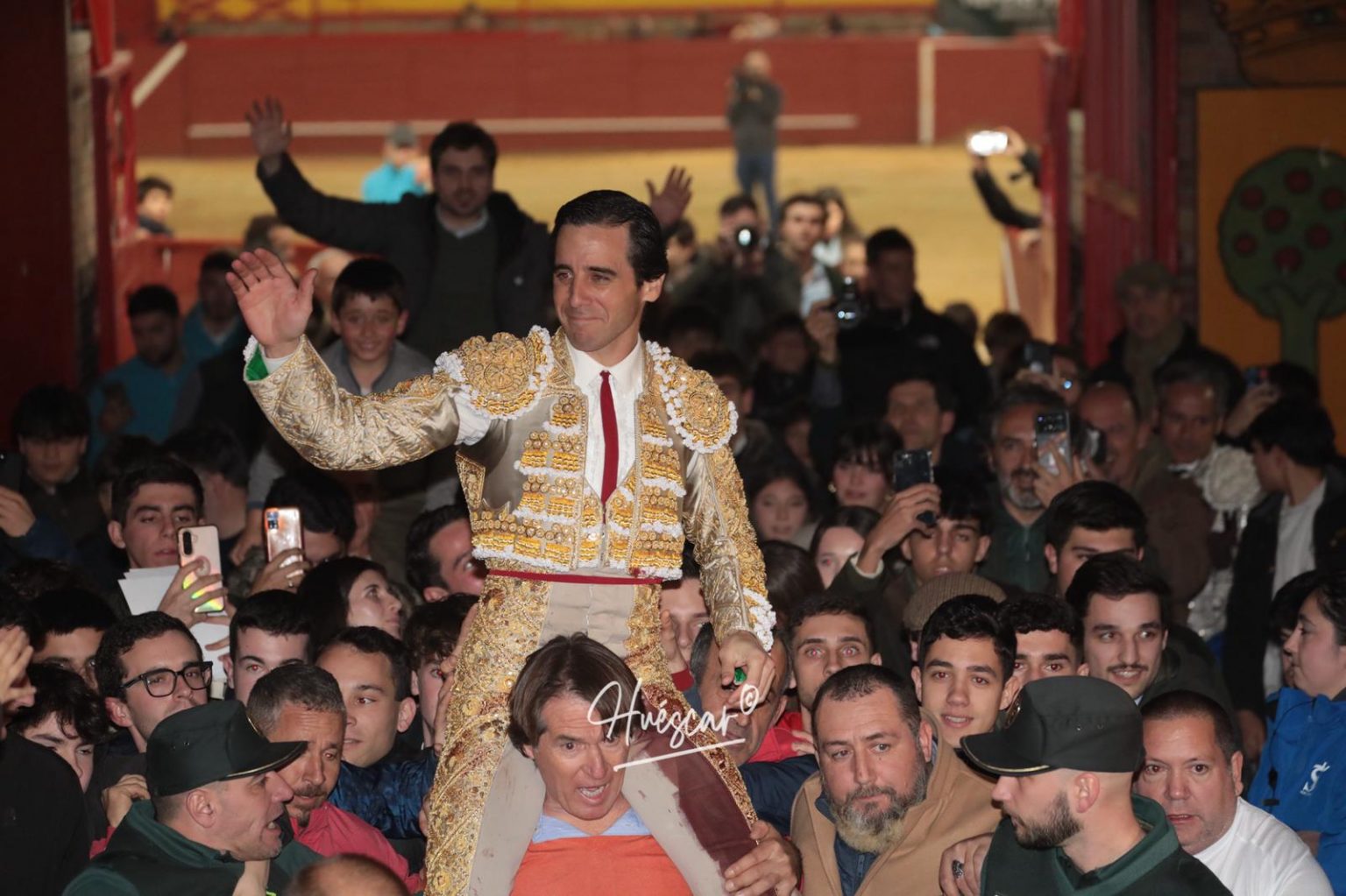 Juan Ortega sale a hombros en Valdemorillo