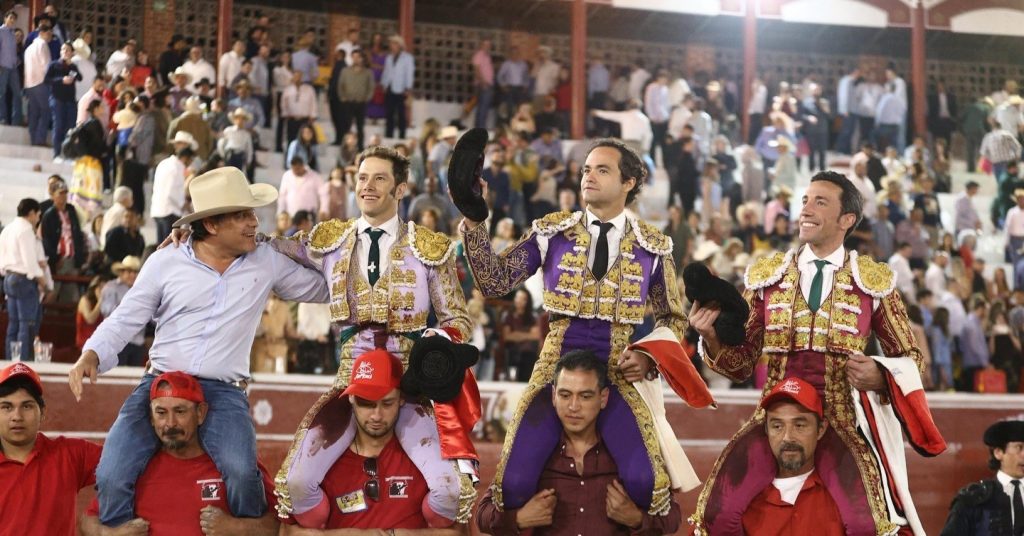 Los tres toreros a hombros en Jalostotitlán