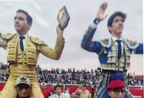 Octavio Chacón y Esaú Fernández salen a hombros en Caraveli