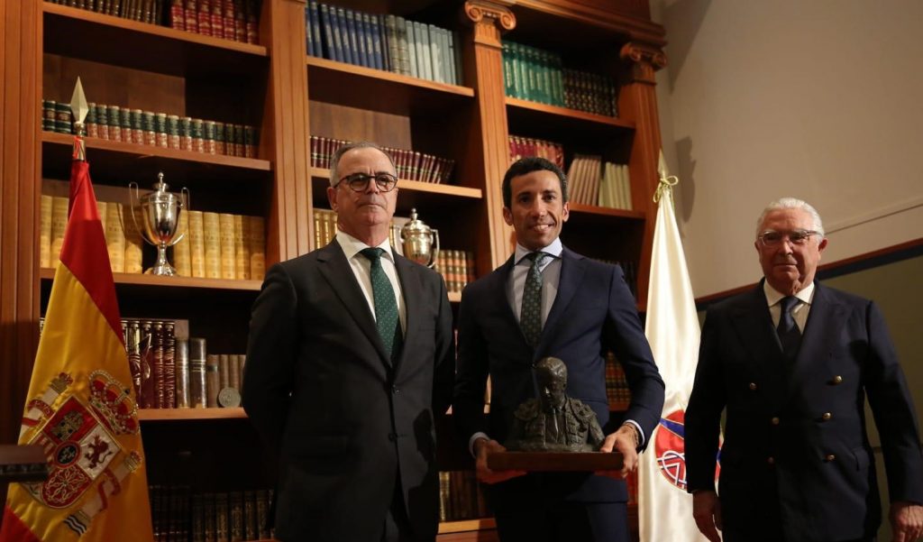 David de Miranda recibe en Sevilla el Memorial Manolo Vázquez