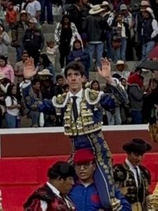 Esaú Fernández y Manolo Muñoz, a hombros en Caraveli