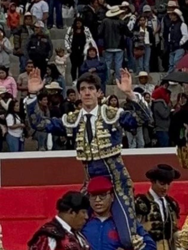 Esaú Fernández y Manolo Muñoz, a hombros en Caraveli