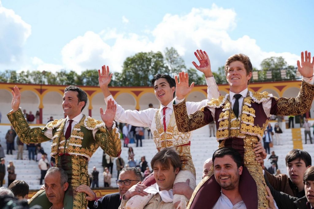 Los tres toreros a hombros en Olivenza