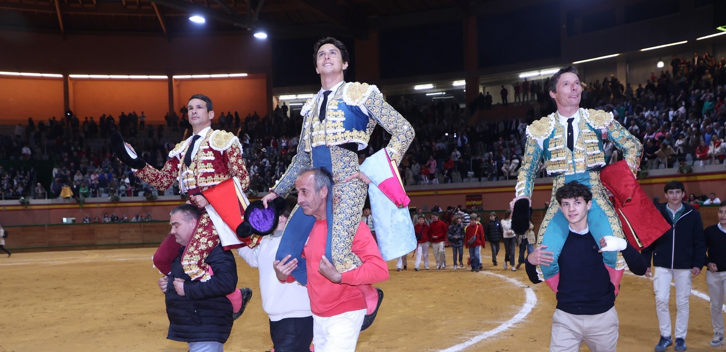 Los tres toreros abren la puerta grande en Arnedo