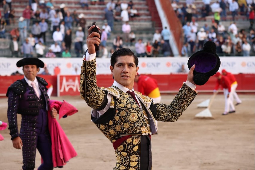 Solitario oreja para Luis David en Guadalajara