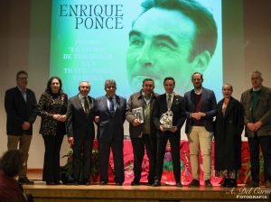 Reconocimiento a Enrique Ponce en Trigueros