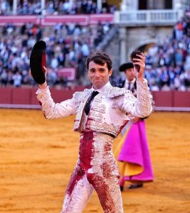 Oreja a la entrega y verdad de Rafa Serna en Sevilla