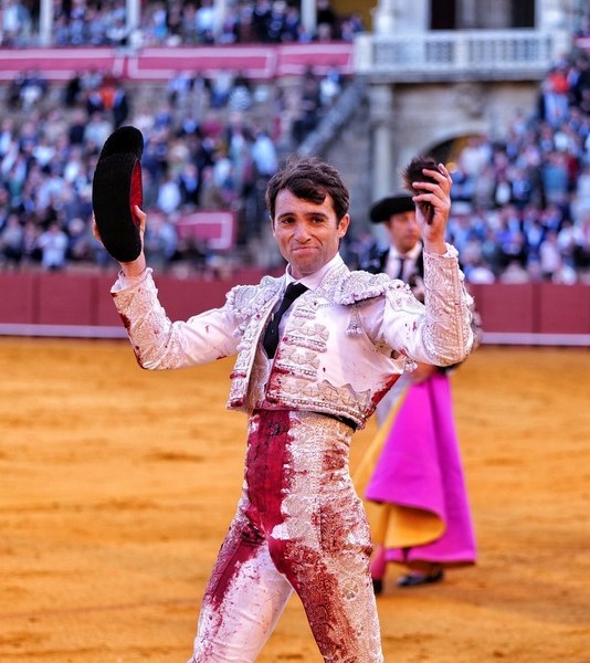 Oreja a la entrega y verdad de Rafa Serna en Sevilla