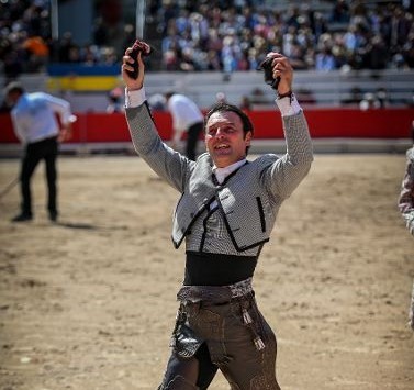Andy Cartagena y 'Copo de Nieve', en su feudo talismán de Arles