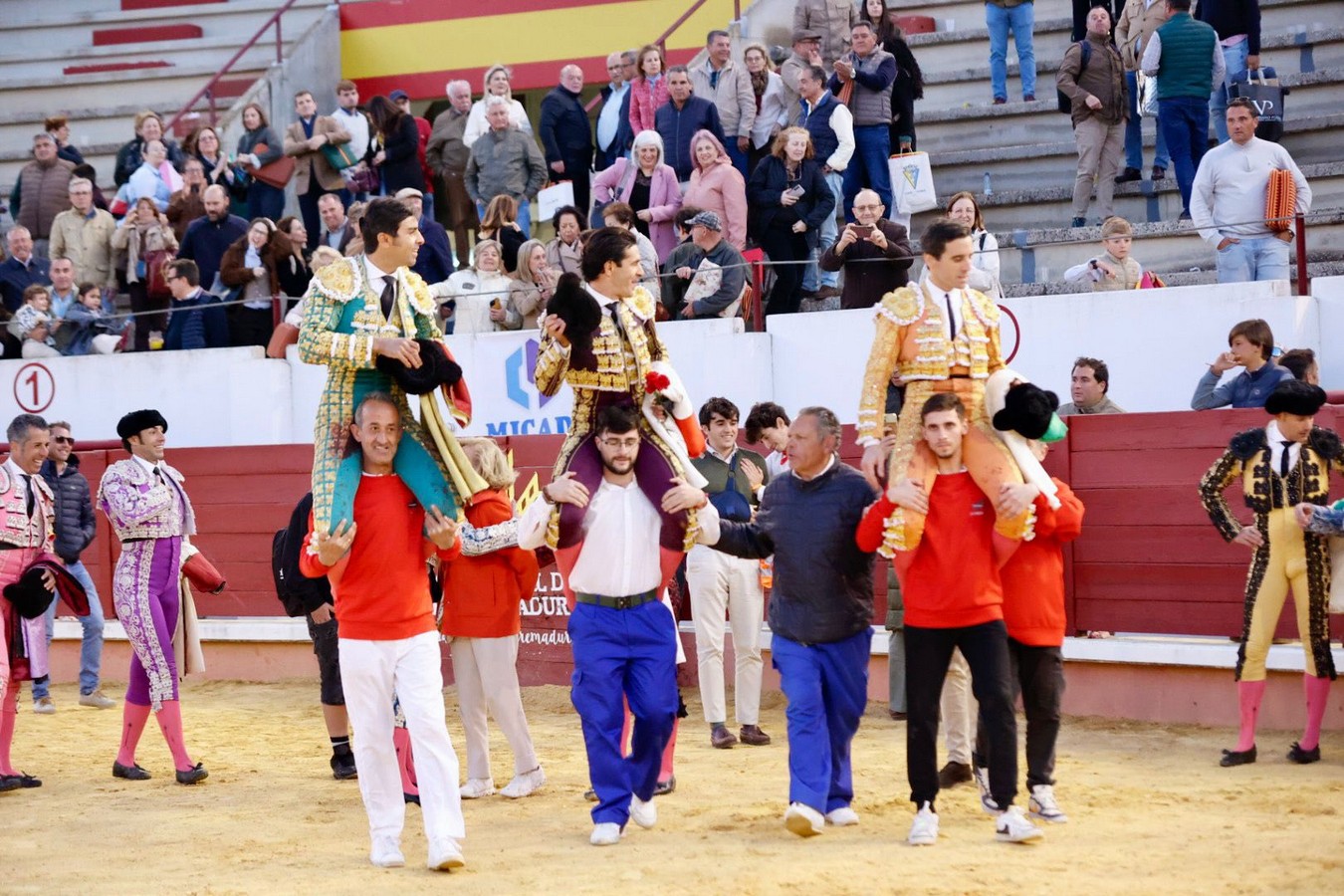 Siete orejas y triple puerta grande en Don Benito