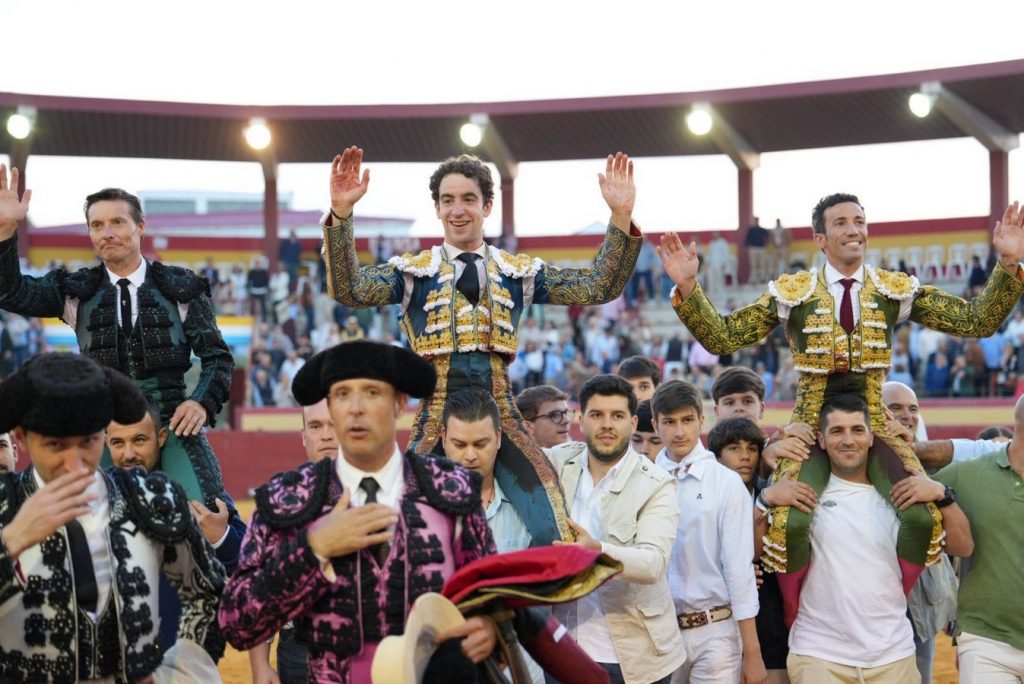 Triple salida a hombros en Palos de la Frontera