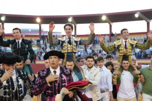 Triple salida a hombros en Palos de la Frontera