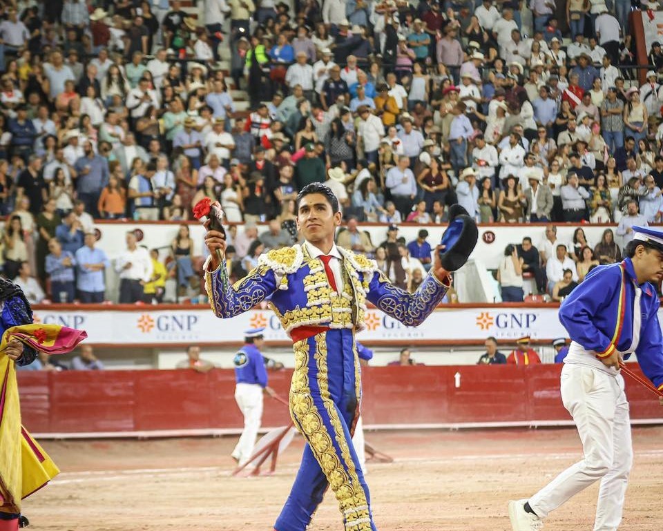 Héctor Gutiérrez corta una oreja en Aguascalientes