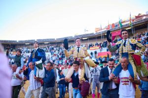 Los tres toreros salen a hombros en Cabra