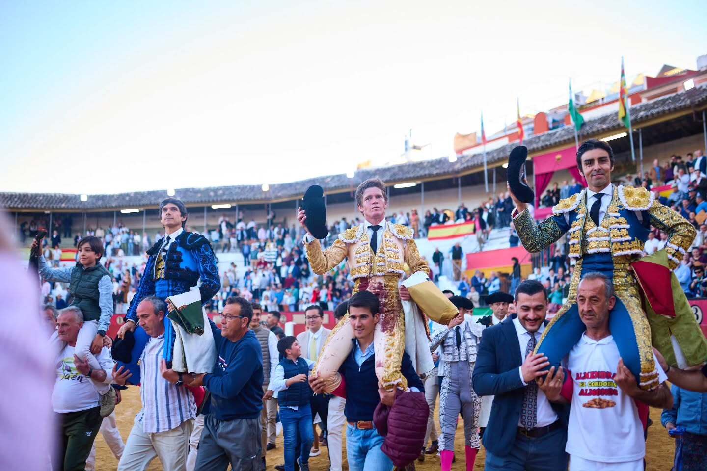 Los tres toreros salen a hombros en Cabra