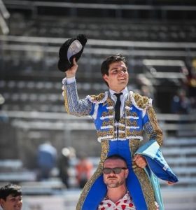 Hugo Masiá sale a hombros en Arles
