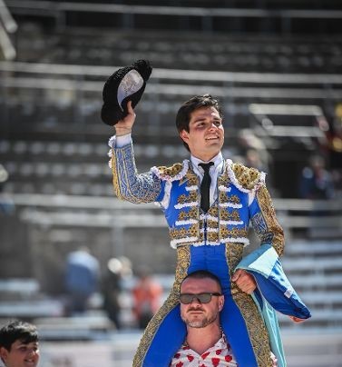 Hugo Masiá sale a hombros en Arles